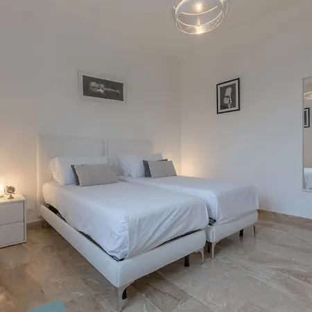 アパート Il Castello Dazzling フェラーラ