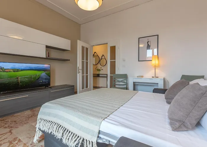 Guesthost - Il Castello Dazzling Апартаменты *